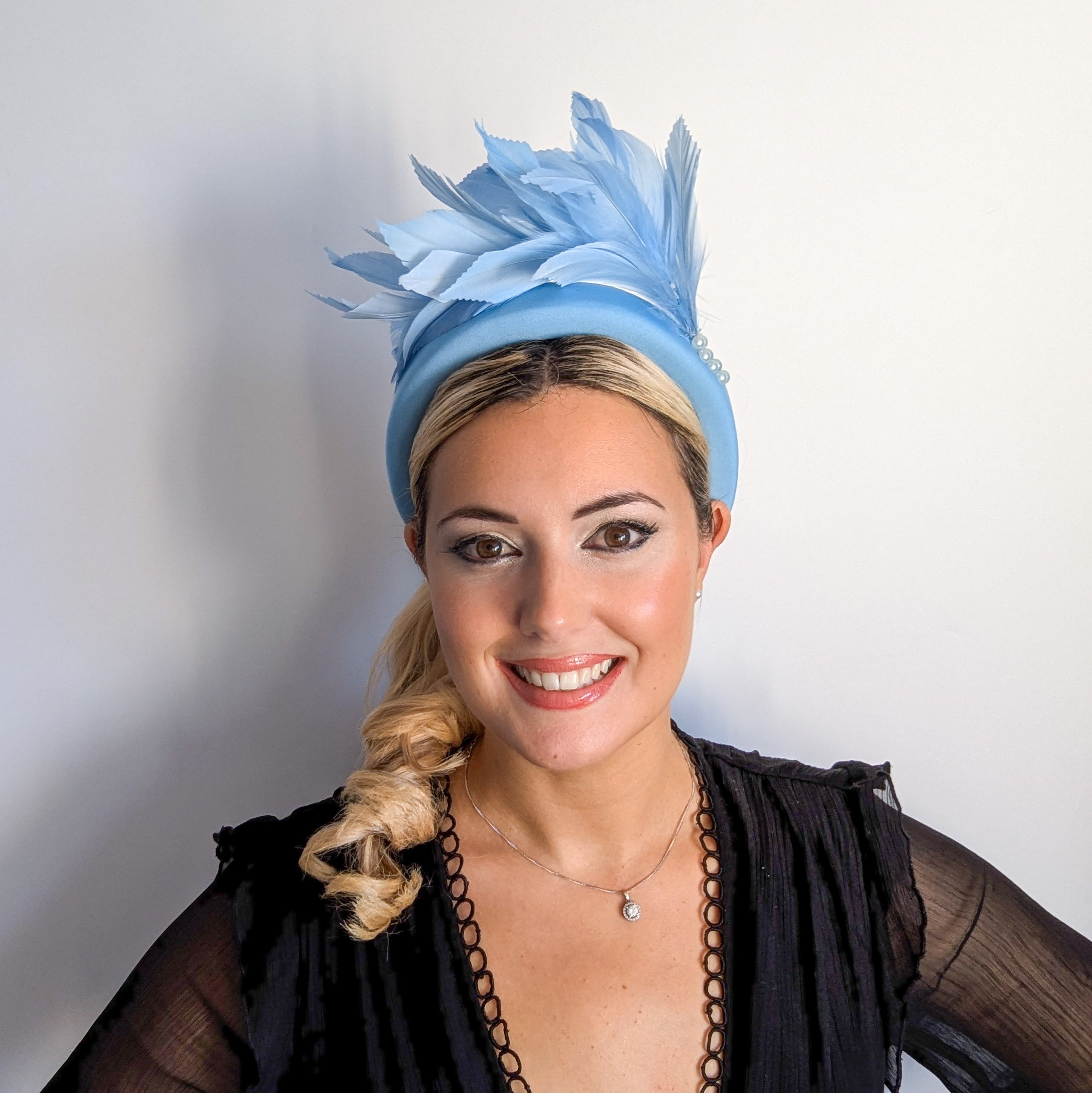 Cappello fascinator con perle di piume di corallo