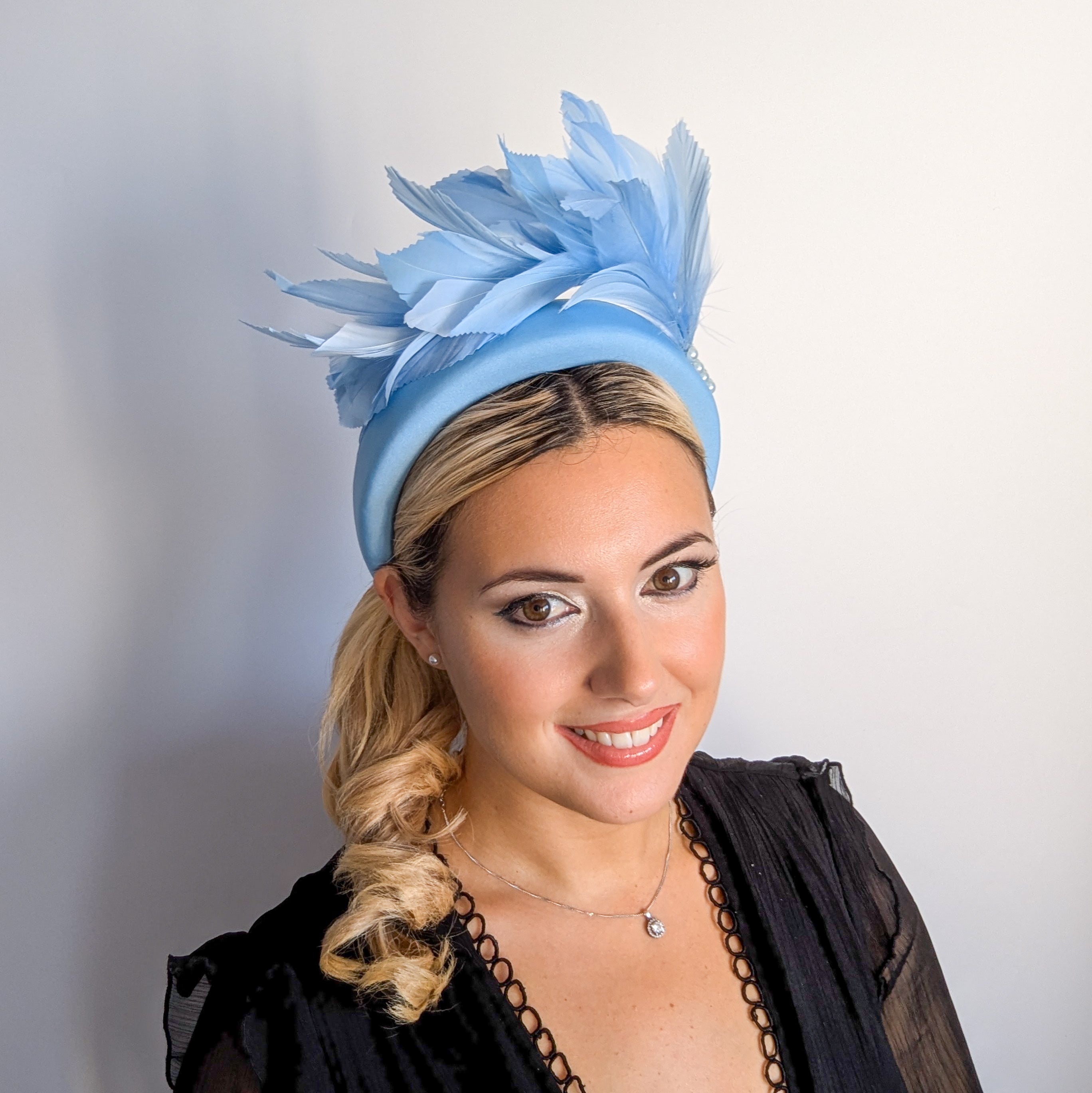 Cappello fascinator con perle di piume di corallo