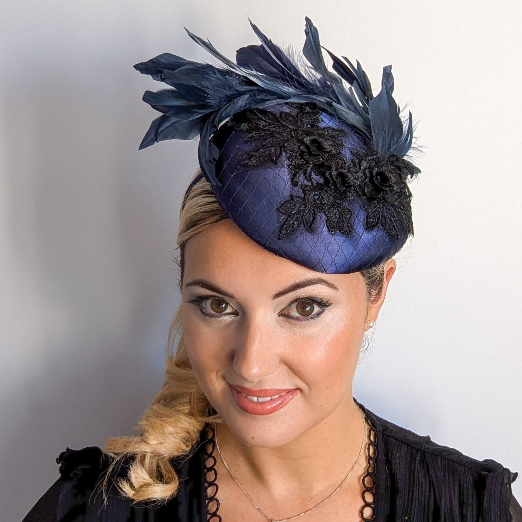 Cappello fascinator in raso di pizzo con piume blu navy