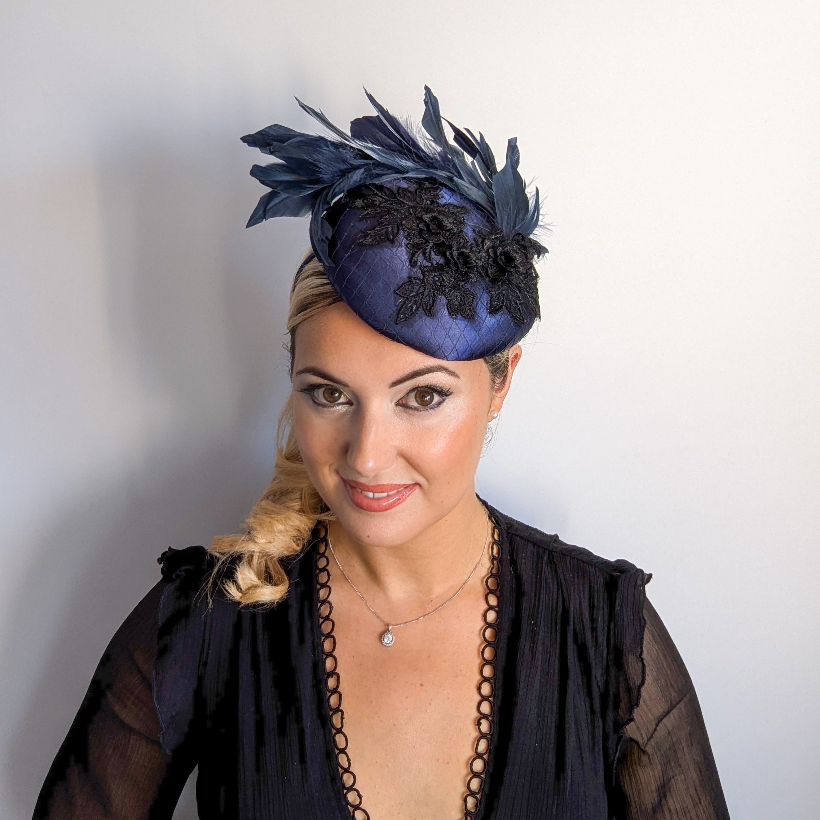 Cappello fascinator in raso di pizzo con piume blu navy