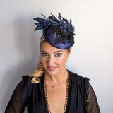 Cappello fascinator in raso di pizzo con piume blu navy