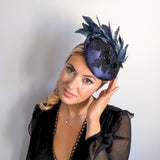 Cappello fascinator in raso di pizzo con piume blu navy