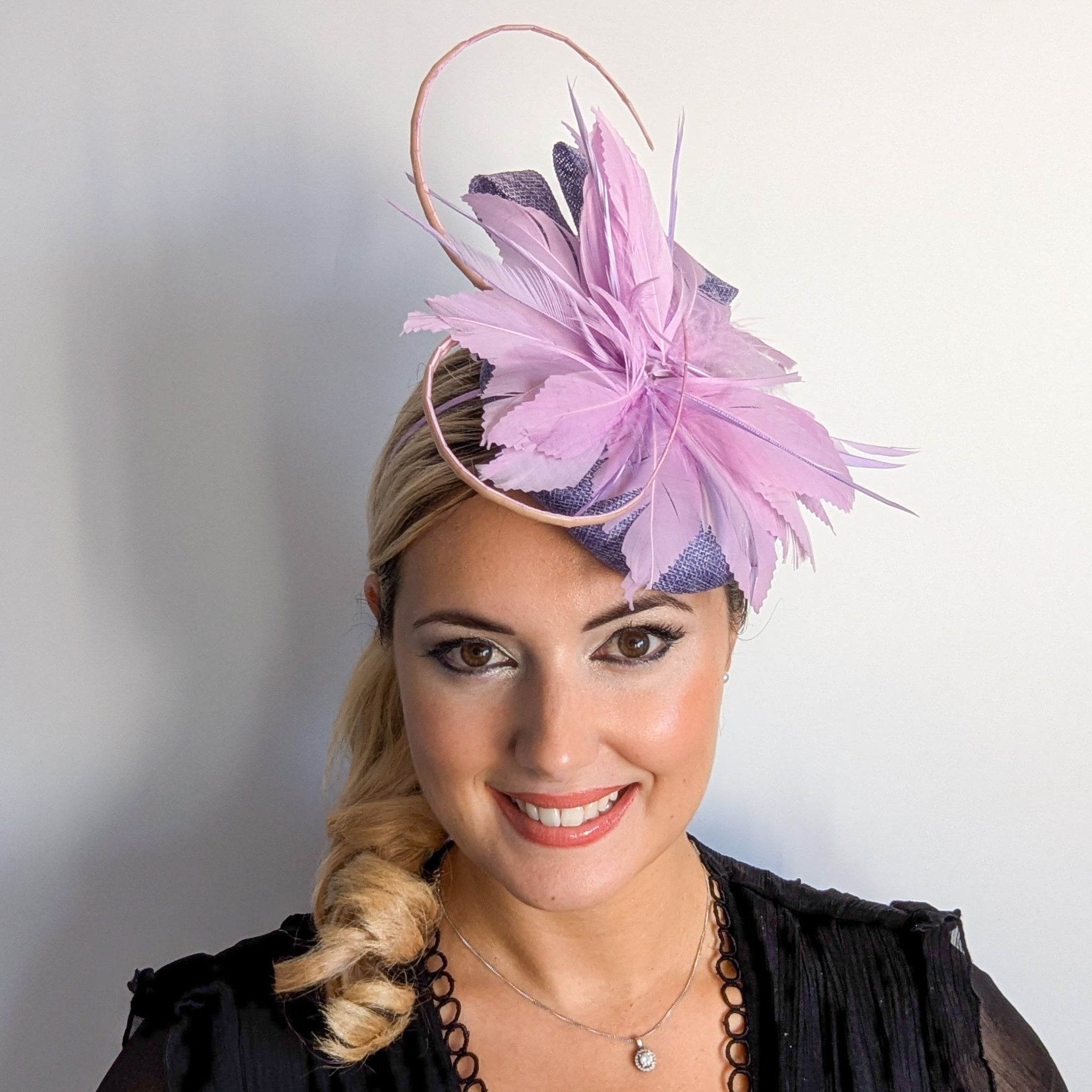 Cappello fascinator con piume di corallo