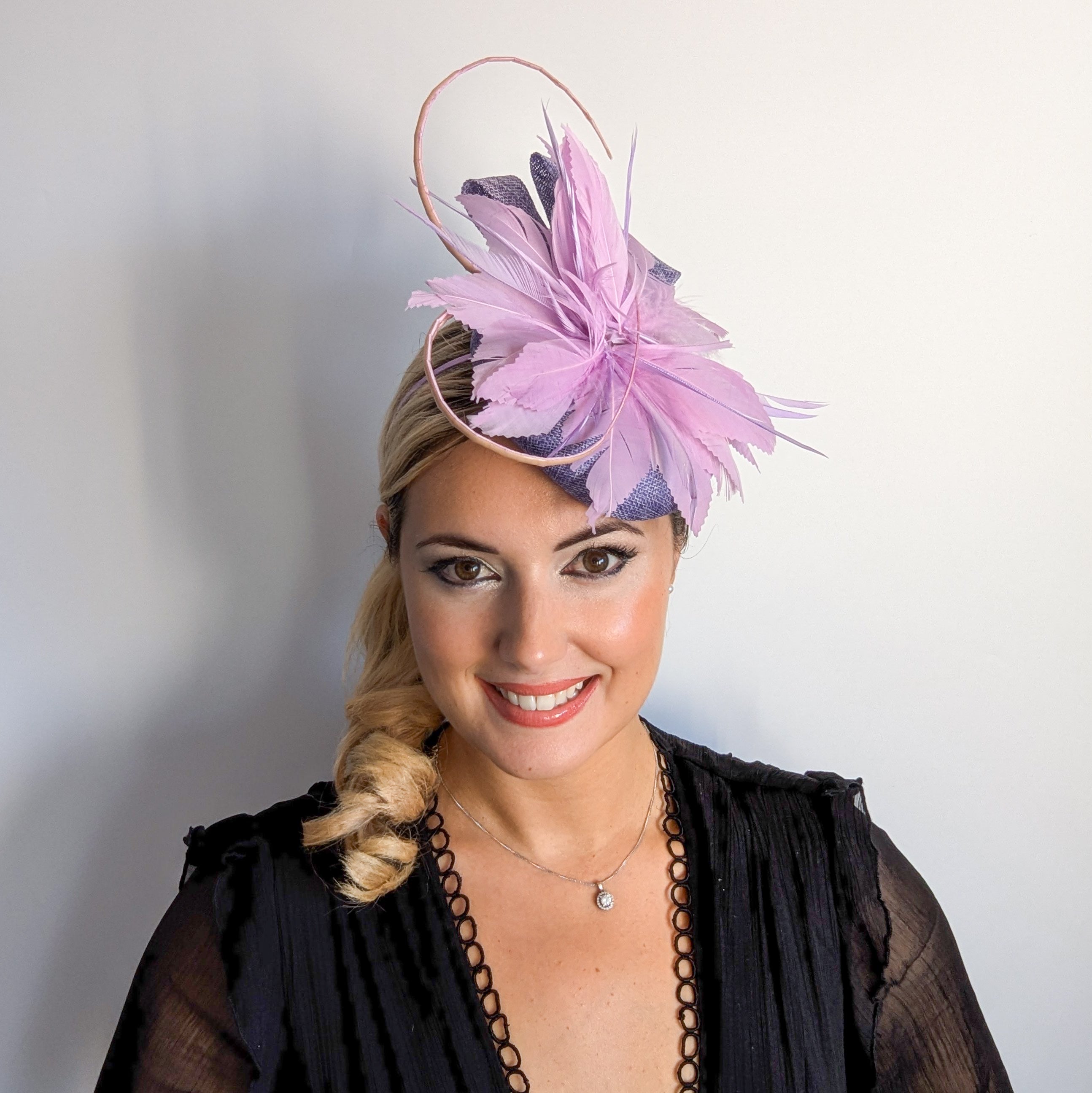 Cappello fascinator con piume di corallo