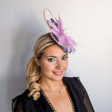 Cappello fascinator con piume di corallo