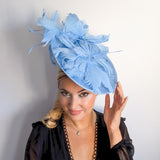 Cappello fascinator a disco con piattino in piume blu fiordaliso