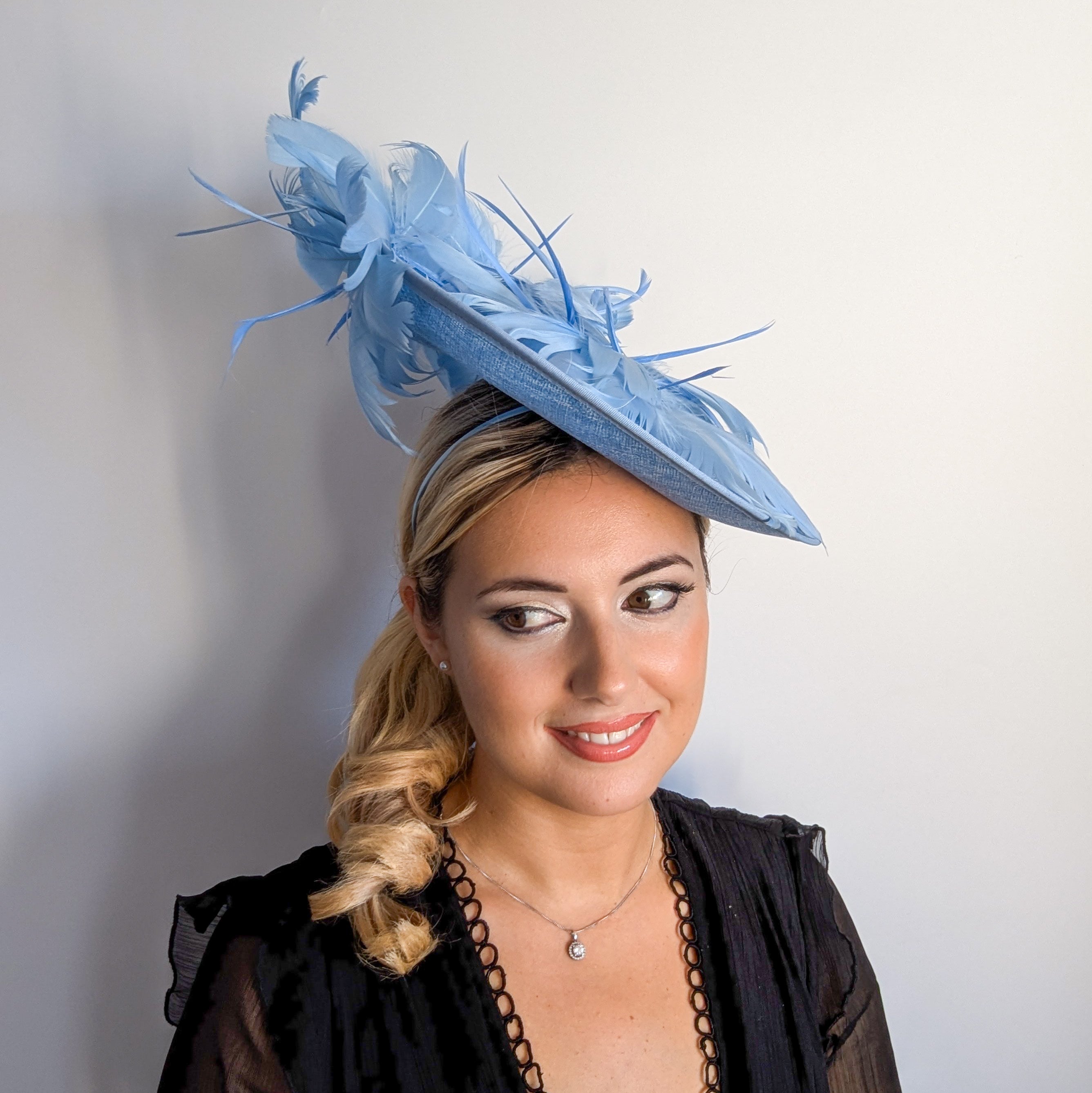 Cappello fascinator a disco con piattino in piume blu fiordaliso