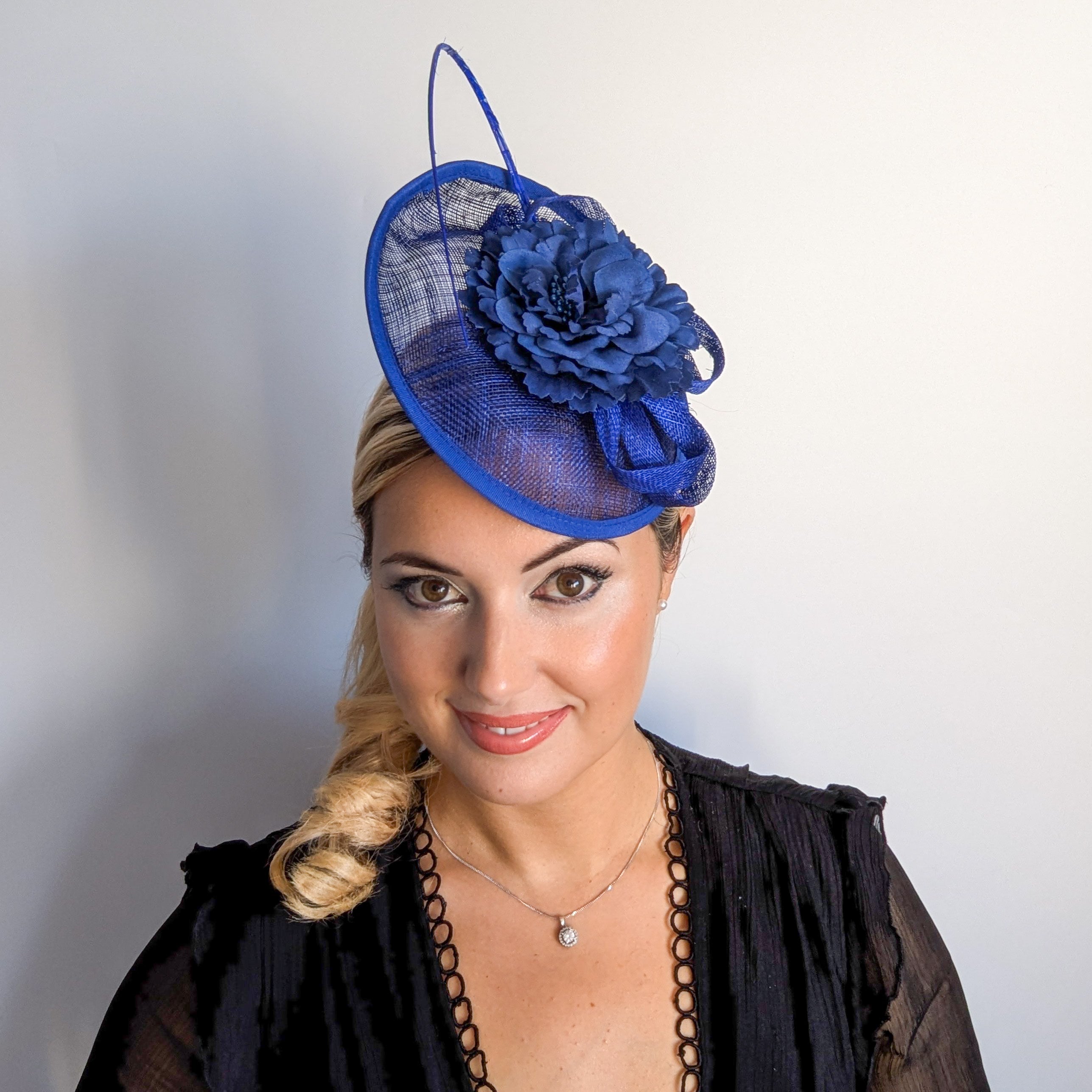 Cappello fascinator disco piattino piuma fiore blu reale
