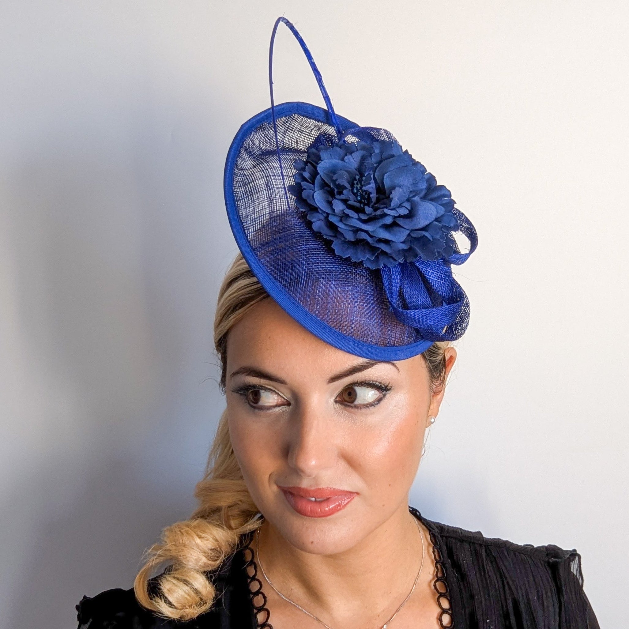 Cappello fascinator disco piattino piuma fiore blu reale