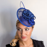 Cappello fascinator disco piattino piuma fiore blu reale