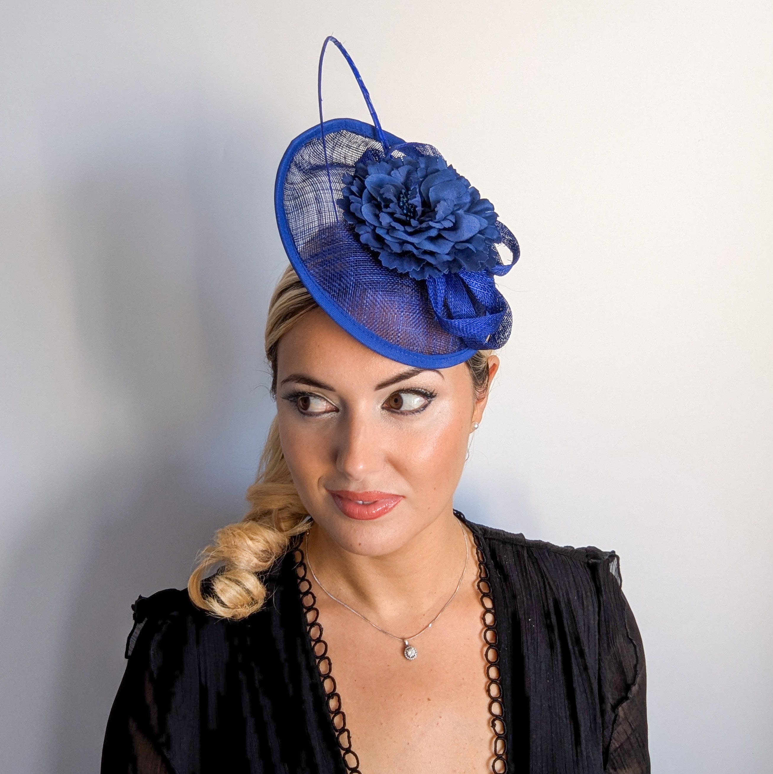 Cappello fascinator disco piattino piuma fiore blu reale
