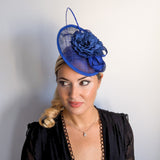 Cappello fascinator disco piattino piuma fiore blu reale