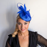 Cappello fascinator in raso di pizzo con piume blu navy