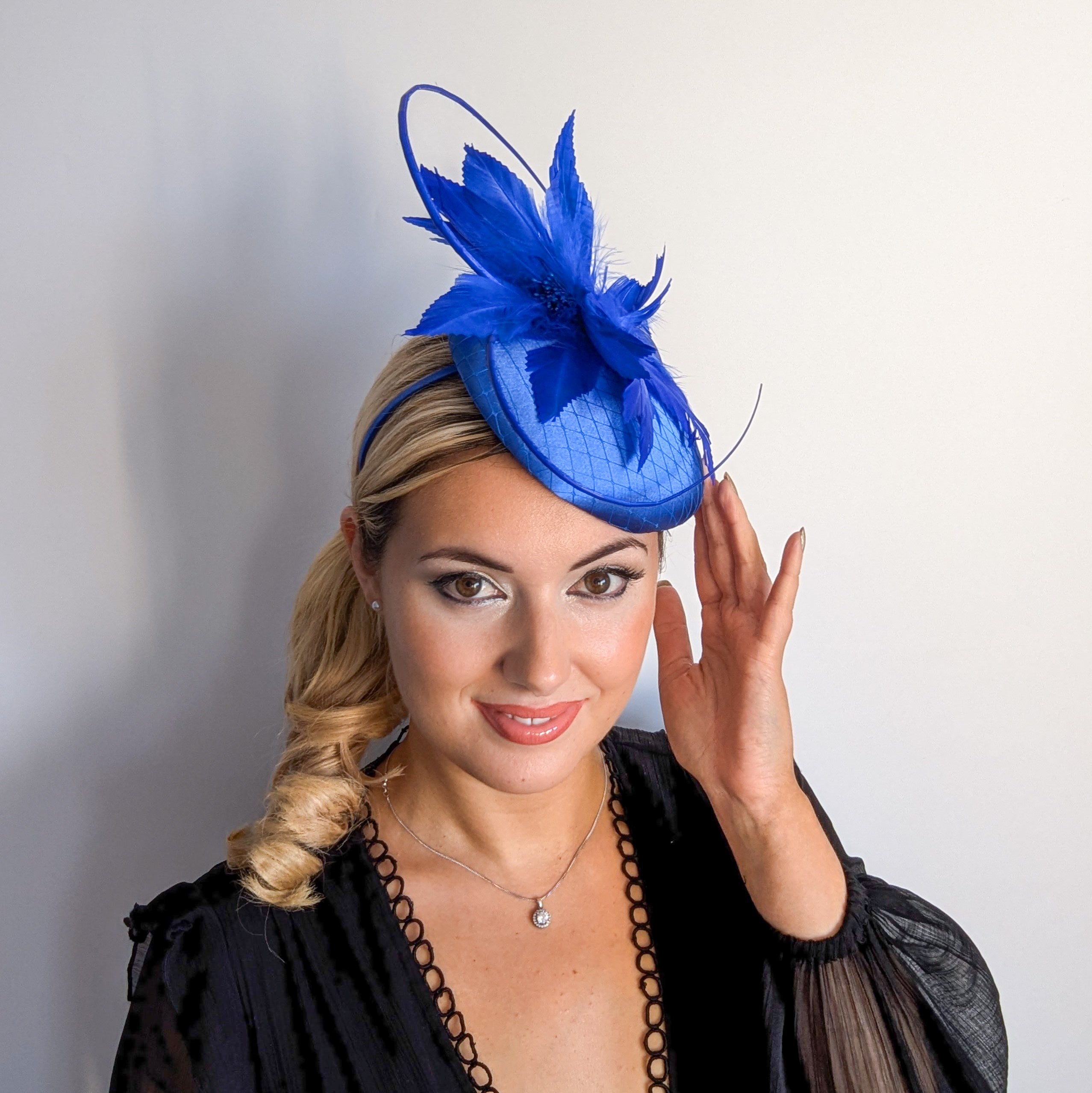 Cappello fascinator in raso di pizzo con piume blu navy