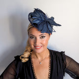 Cappello fascinator disco piuma blu navy