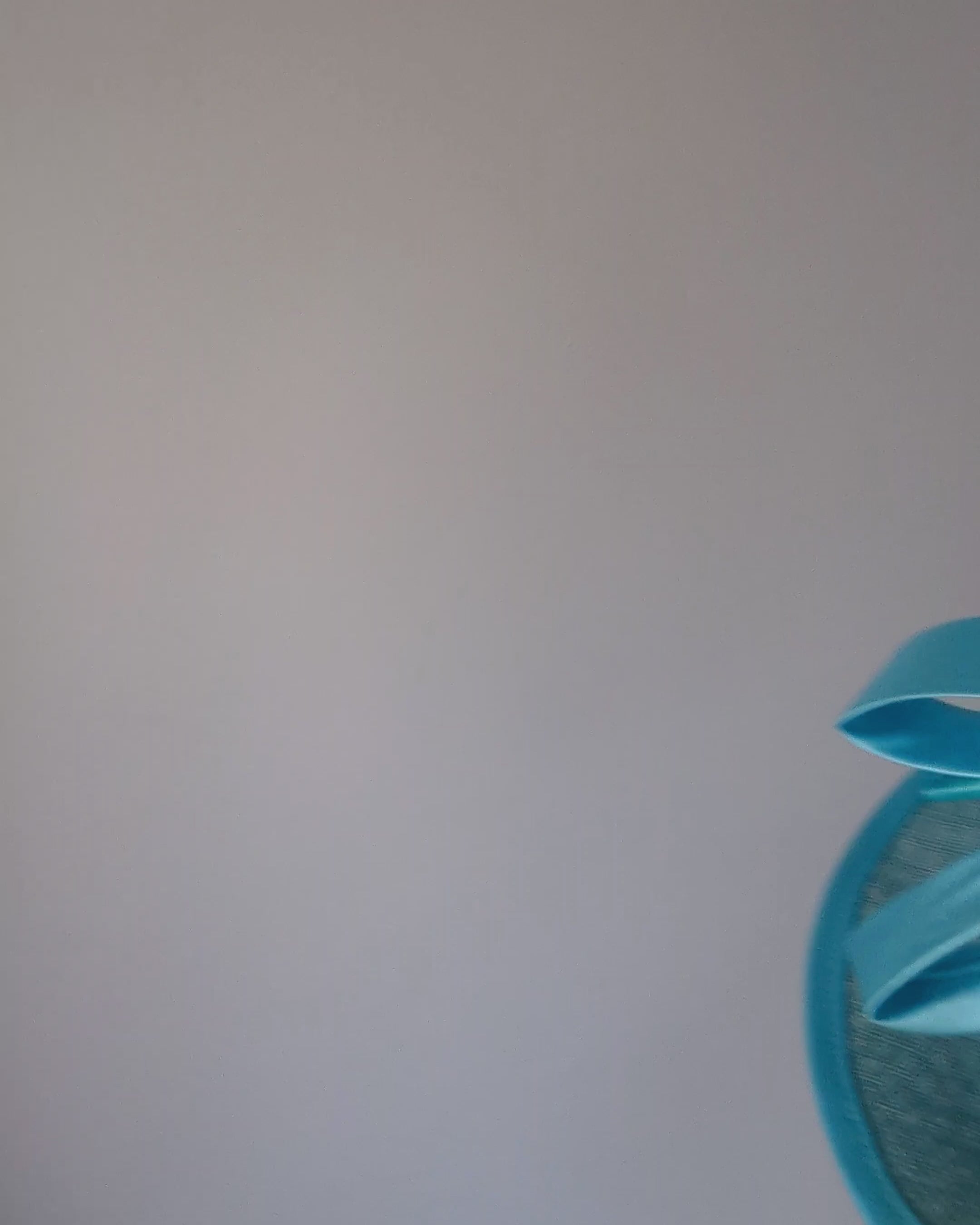 Cappello fascinator disco piatto grande in piuma grigia