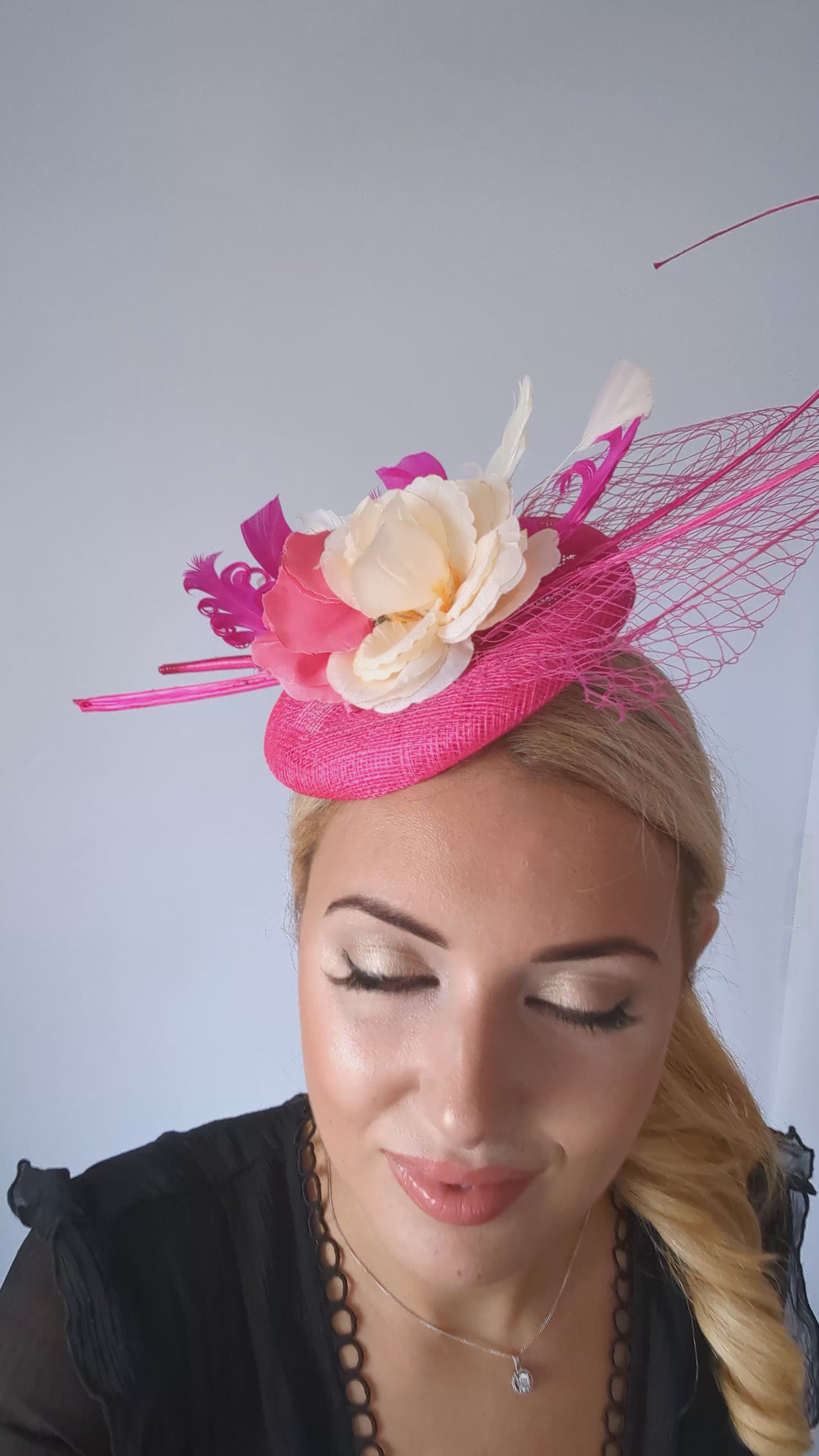 Cappello fascinator con piume di fiori rosa caldo