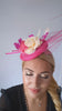 Cappello fascinator con piume di fiori rosa caldo