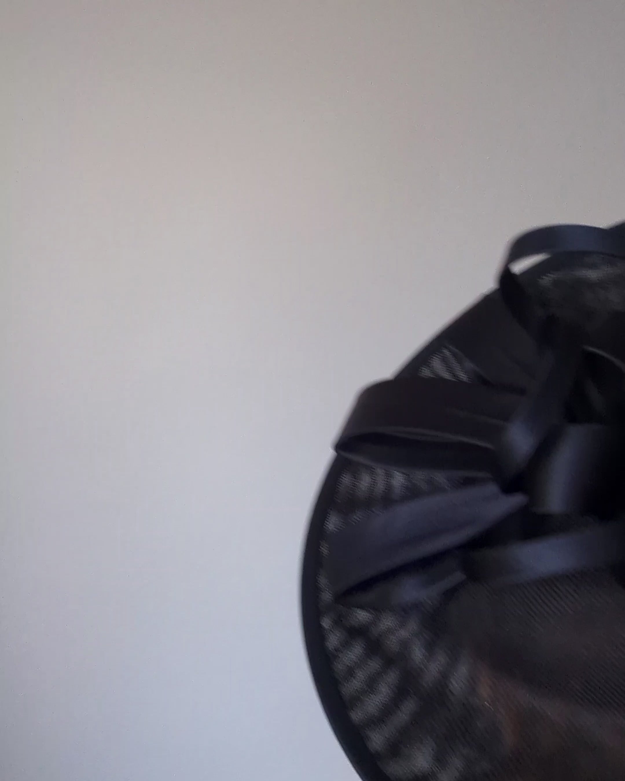 Cappello fascinator disco piatto grande in piuma grigia