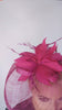 Cappello fascinator a goccia con piume rosa cipria