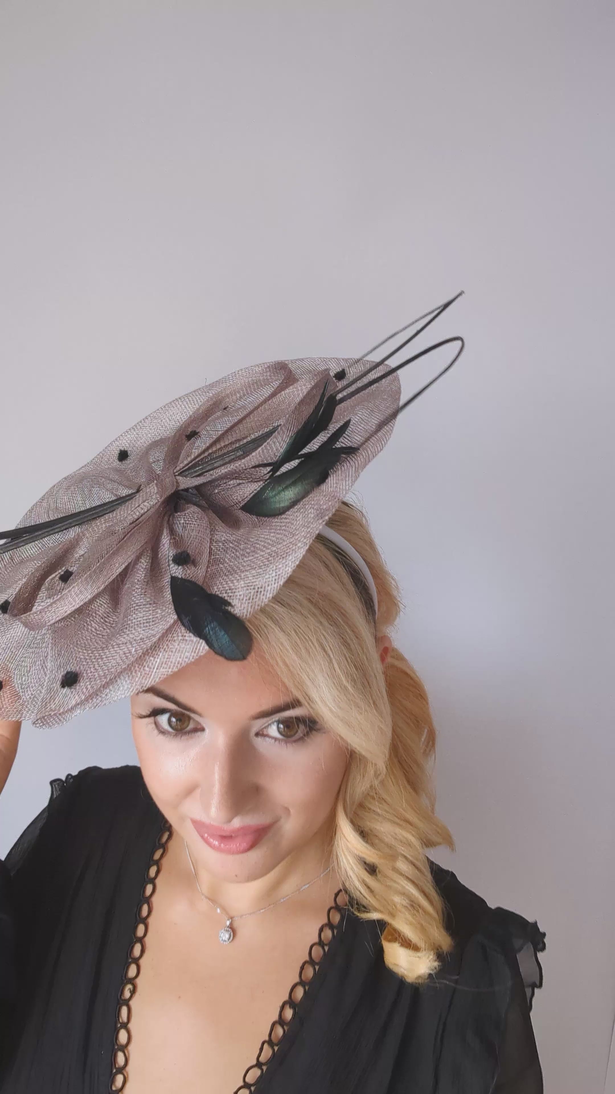 Cappello fascinator a disco a pois con piume grandi grigie