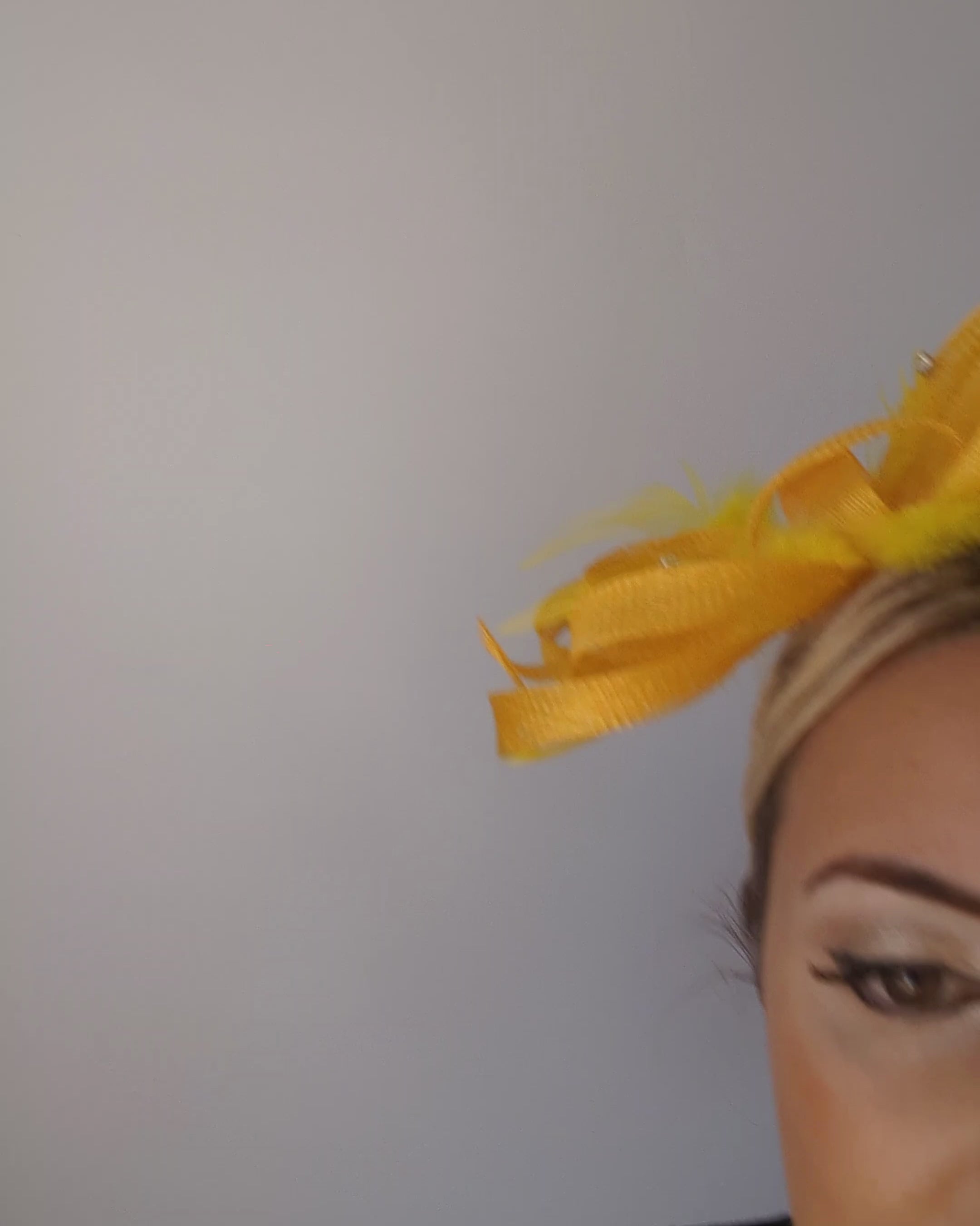 Cappello fascinator di piume di cristallo giallo senape
