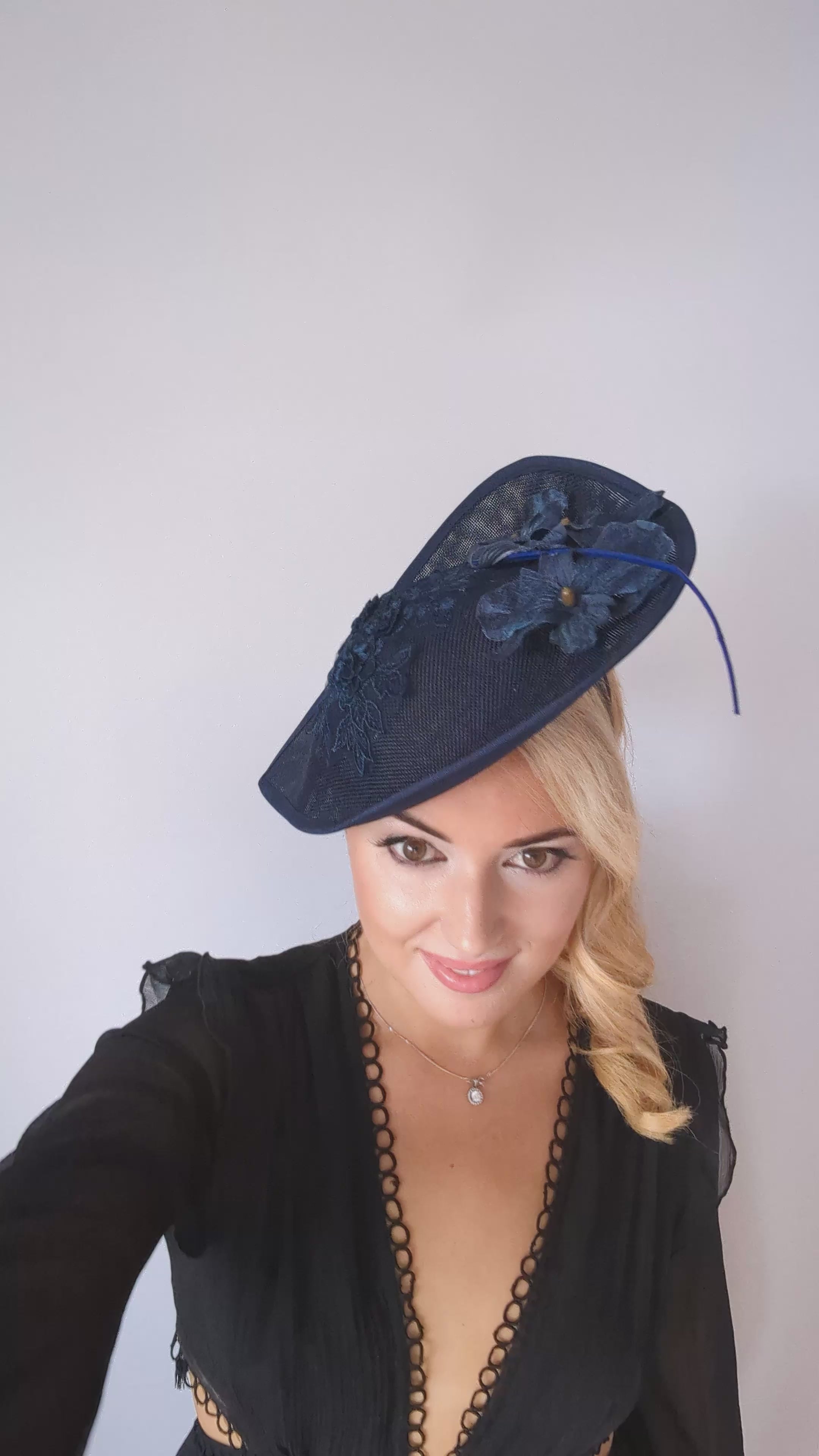 Cappello a fascinator con fiore a goccia grande blu navy