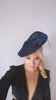 Cappello a fascinator con fiore a goccia grande blu navy