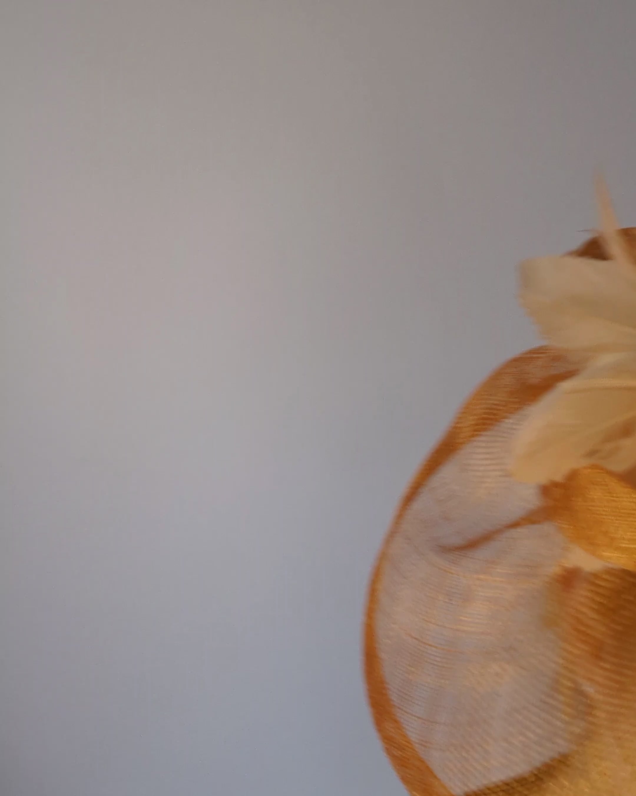 Cappello fascinator a goccia con piume rosa cipria