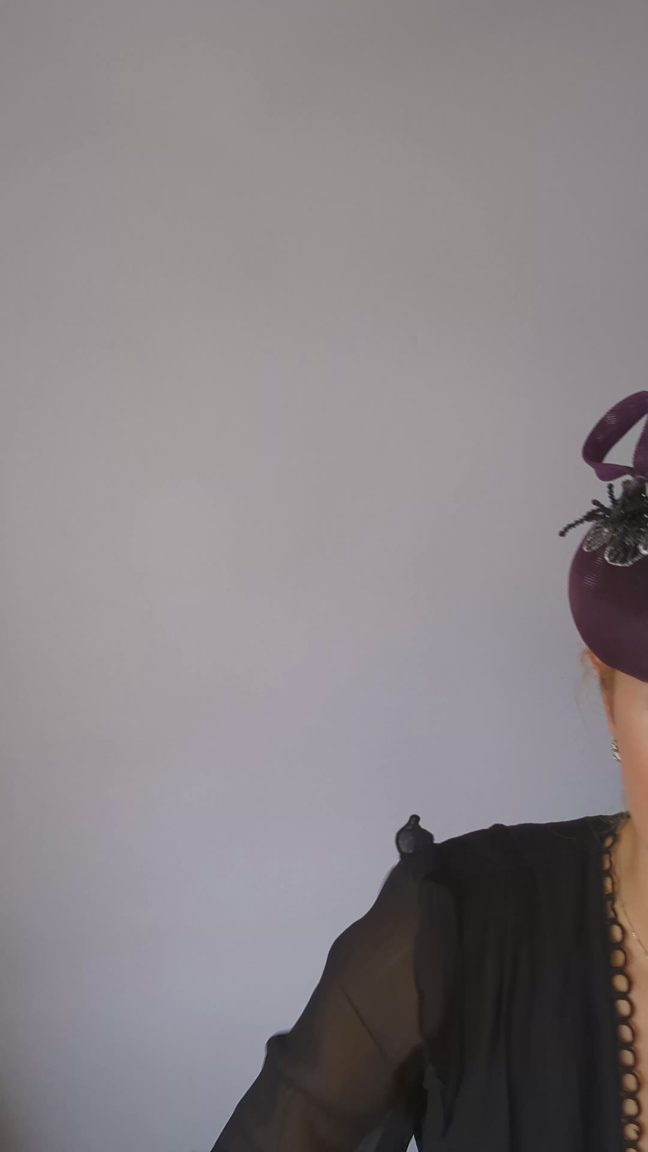 Cappello fascinator fiore viola melanzana