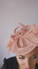 Cappello fascinator a goccia con piume rosa cipria