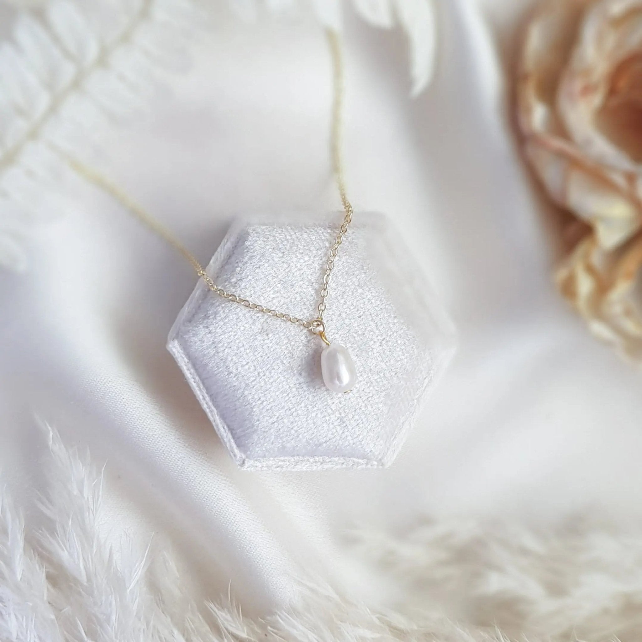 Baroque pearl bridal necklace, Dainty wedding necklace, Gold minimalist elegant necklace, Freshwater pearl wedding jewellery - House of Hats