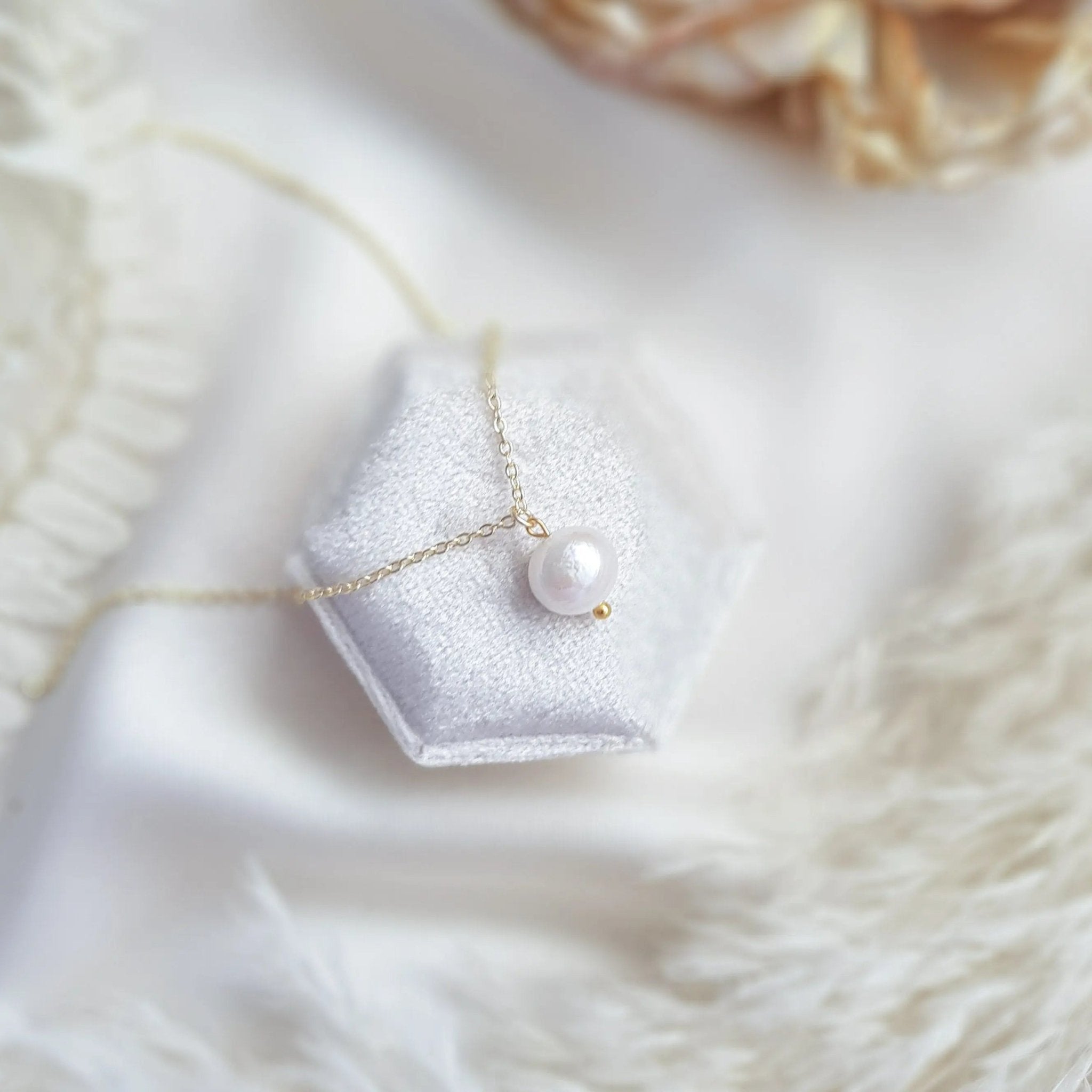 Baroque pearl bridal necklace, Dainty wedding necklace, Gold minimalist elegant necklace, Freshwater pearl wedding jewellery - House of Hats