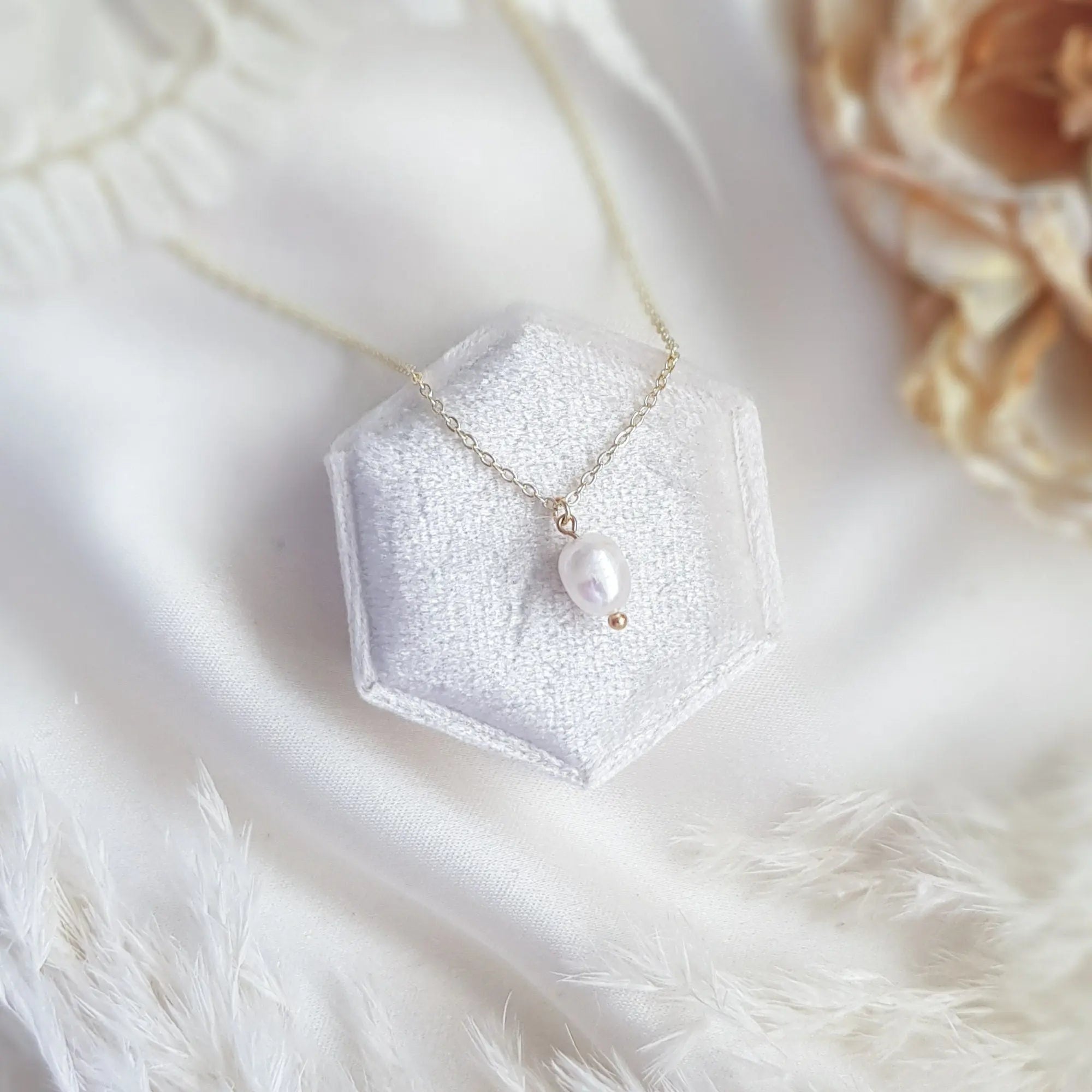 Baroque pearl bridal necklace, Dainty wedding necklace, Gold minimalist elegant necklace, Freshwater pearl wedding jewellery - House of Hats