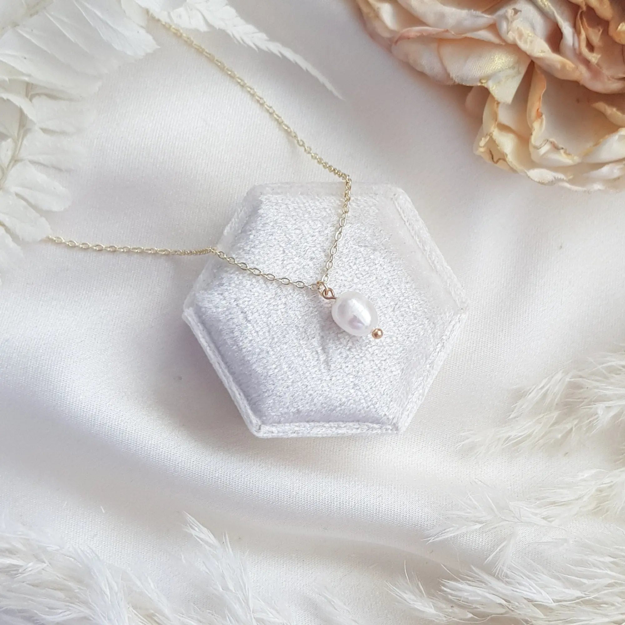 Baroque pearl bridal necklace, Dainty wedding necklace, Gold minimalist elegant necklace, Freshwater pearl wedding jewellery - House of Hats