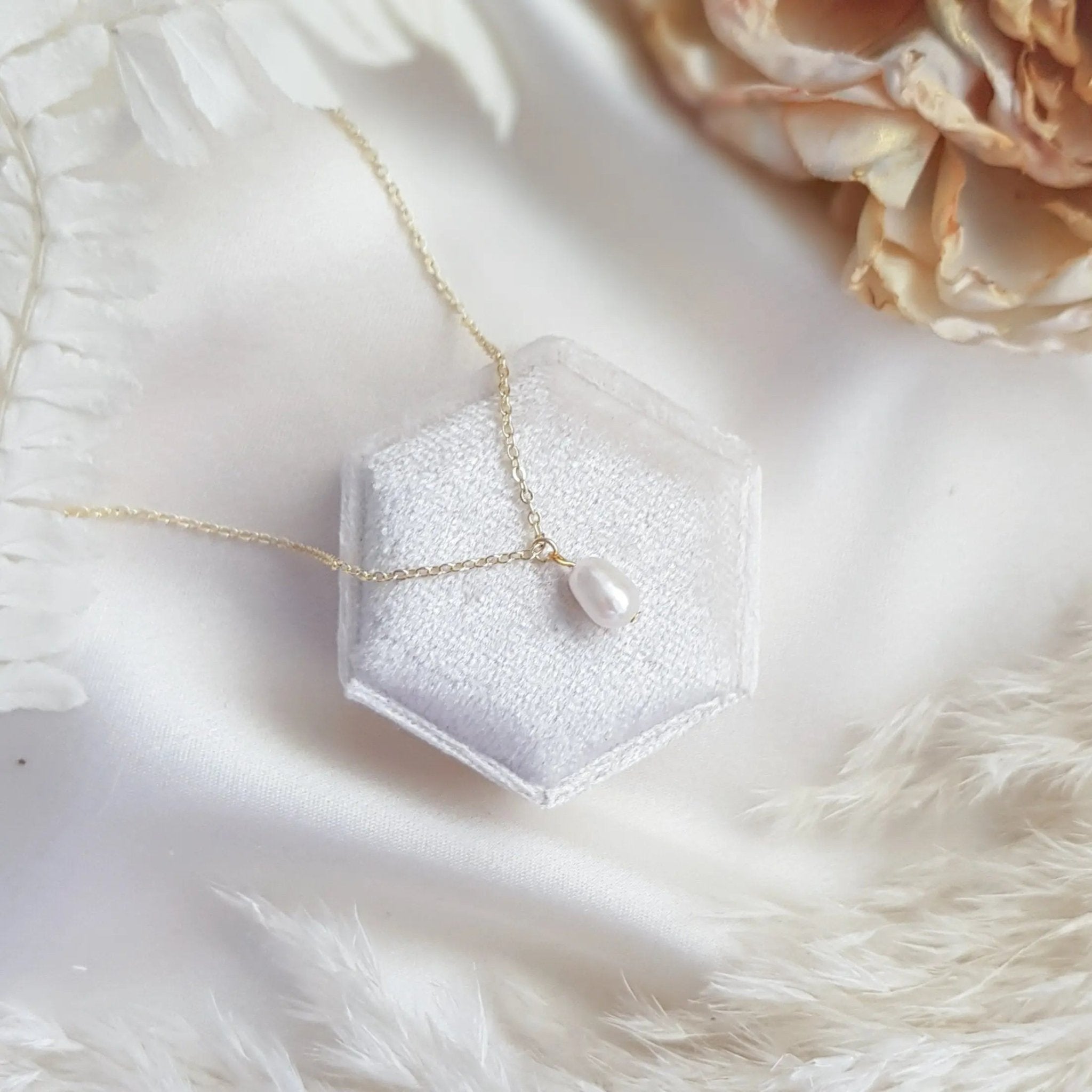 Baroque pearl bridal necklace, Dainty wedding necklace, Gold minimalist elegant necklace, Freshwater pearl wedding jewellery - House of Hats