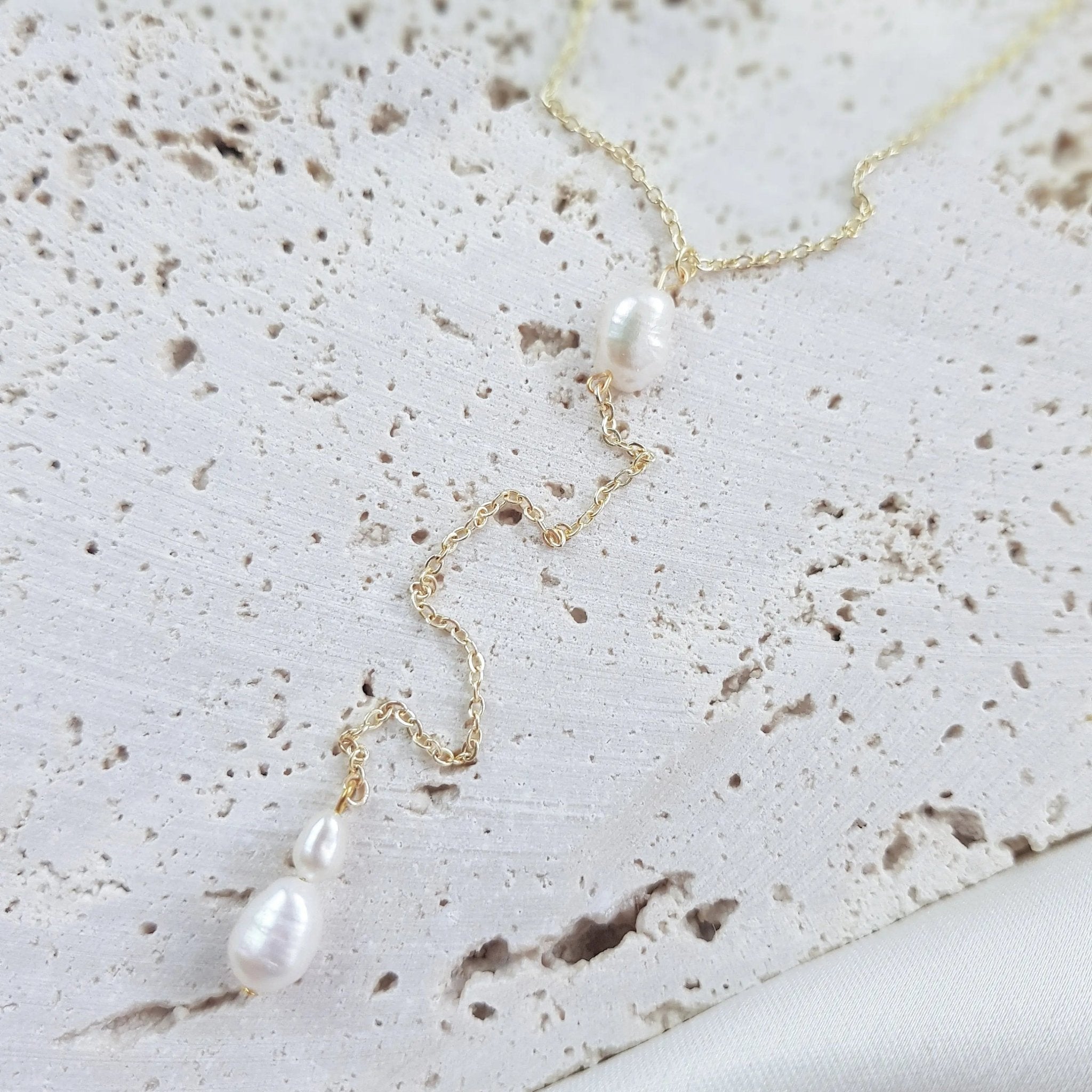 Freshwater pearl bridal lariat necklace, Gold pearl drop wedding necklace, Dainty elegant necklace, Y necklace, Jewellery for brides - House of Hats