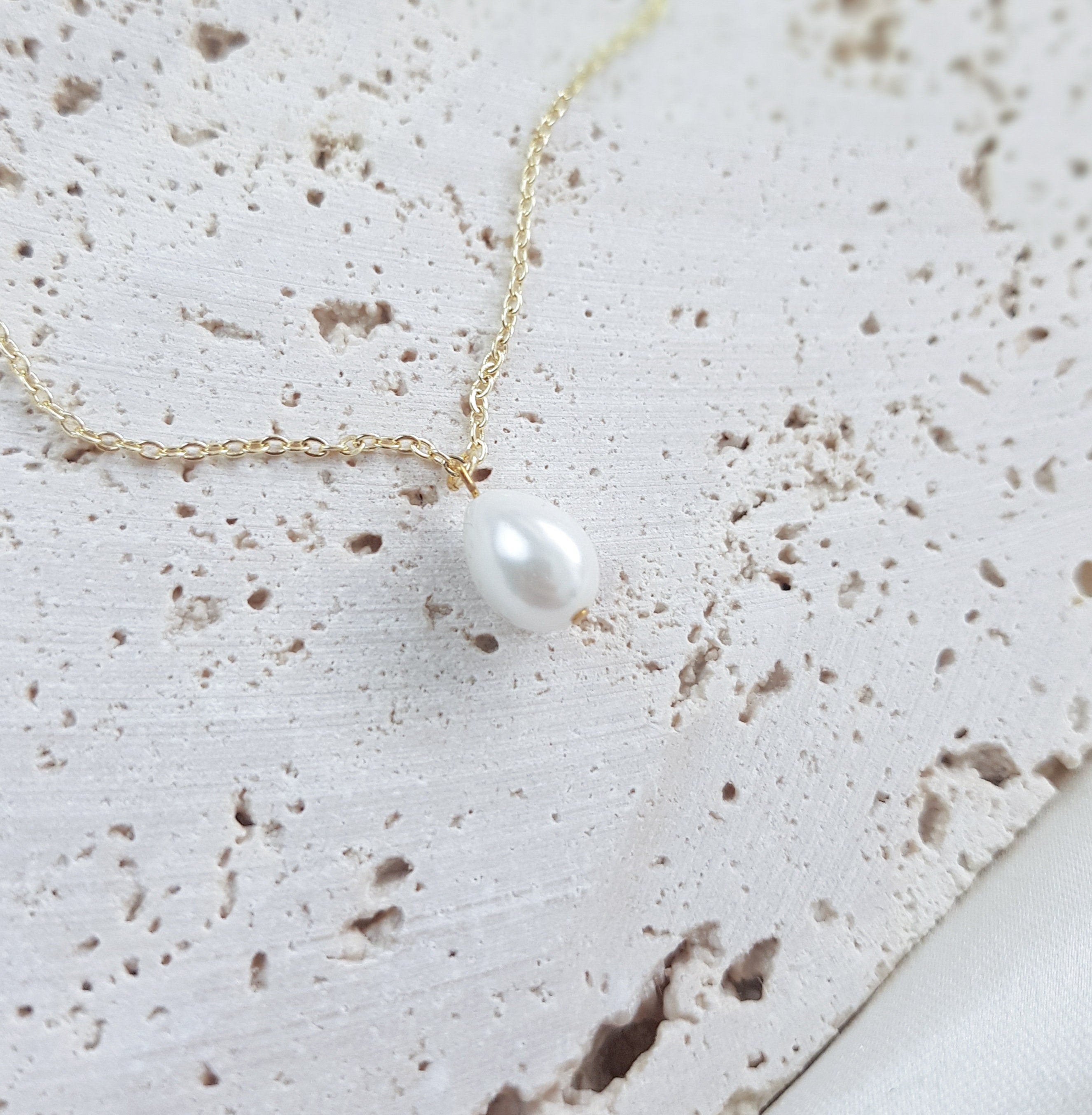 Pearl bridal necklace, Dainty wedding necklace, Gold minimalist elegant necklace, Pearl wedding jewellery, Jewellery for brides