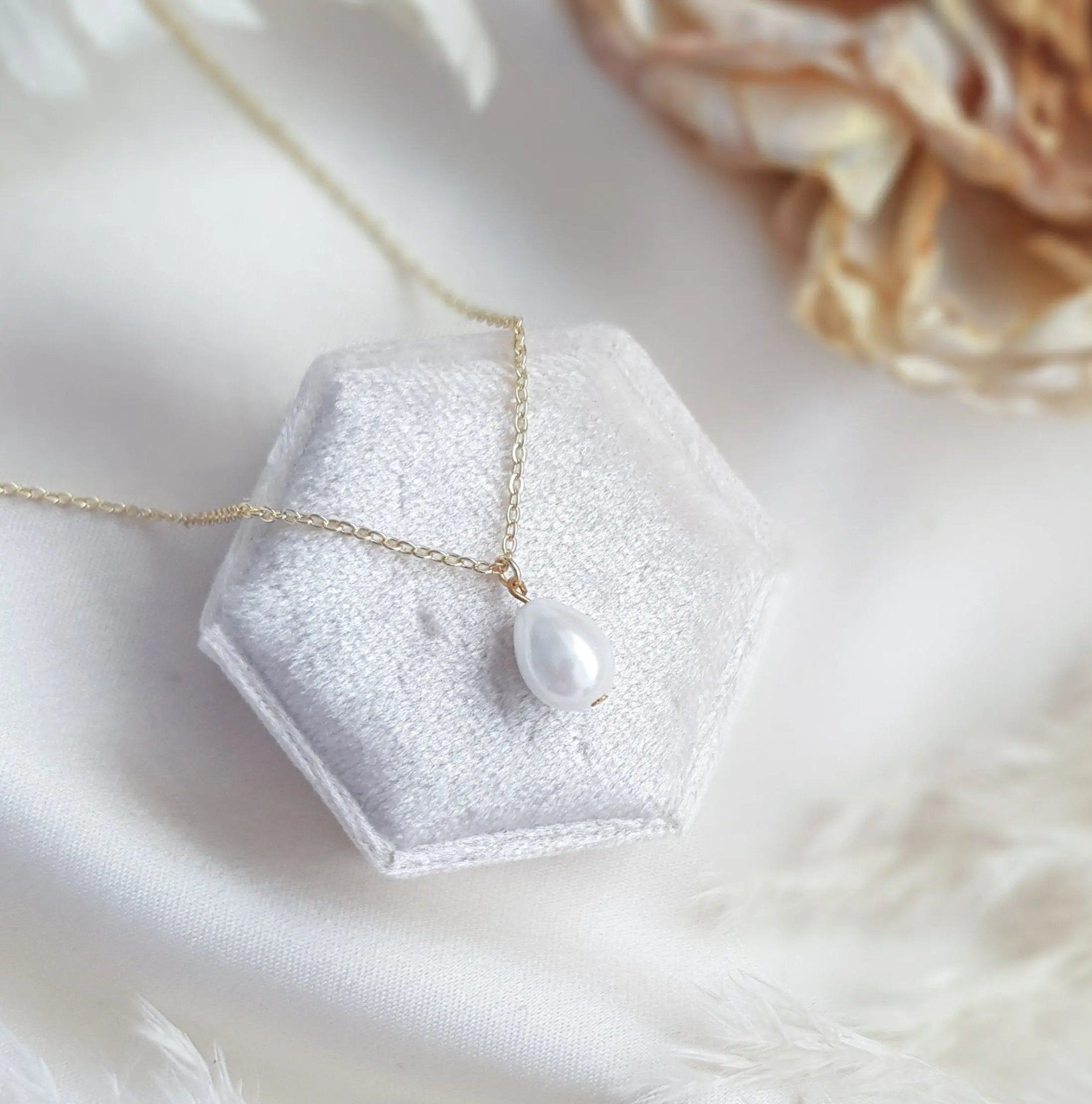 Pearl bridal necklace, Dainty wedding necklace, Gold minimalist elegant necklace, Pearl wedding jewellery, Jewellery for brides - House of Hats