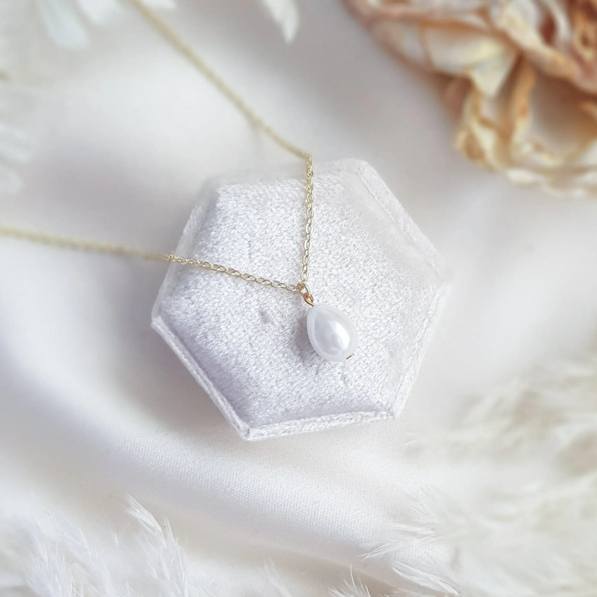 Pearl bridal necklace, Dainty wedding necklace, Gold minimalist elegant necklace, Pearl wedding jewellery, Jewellery for brides - House of Hats