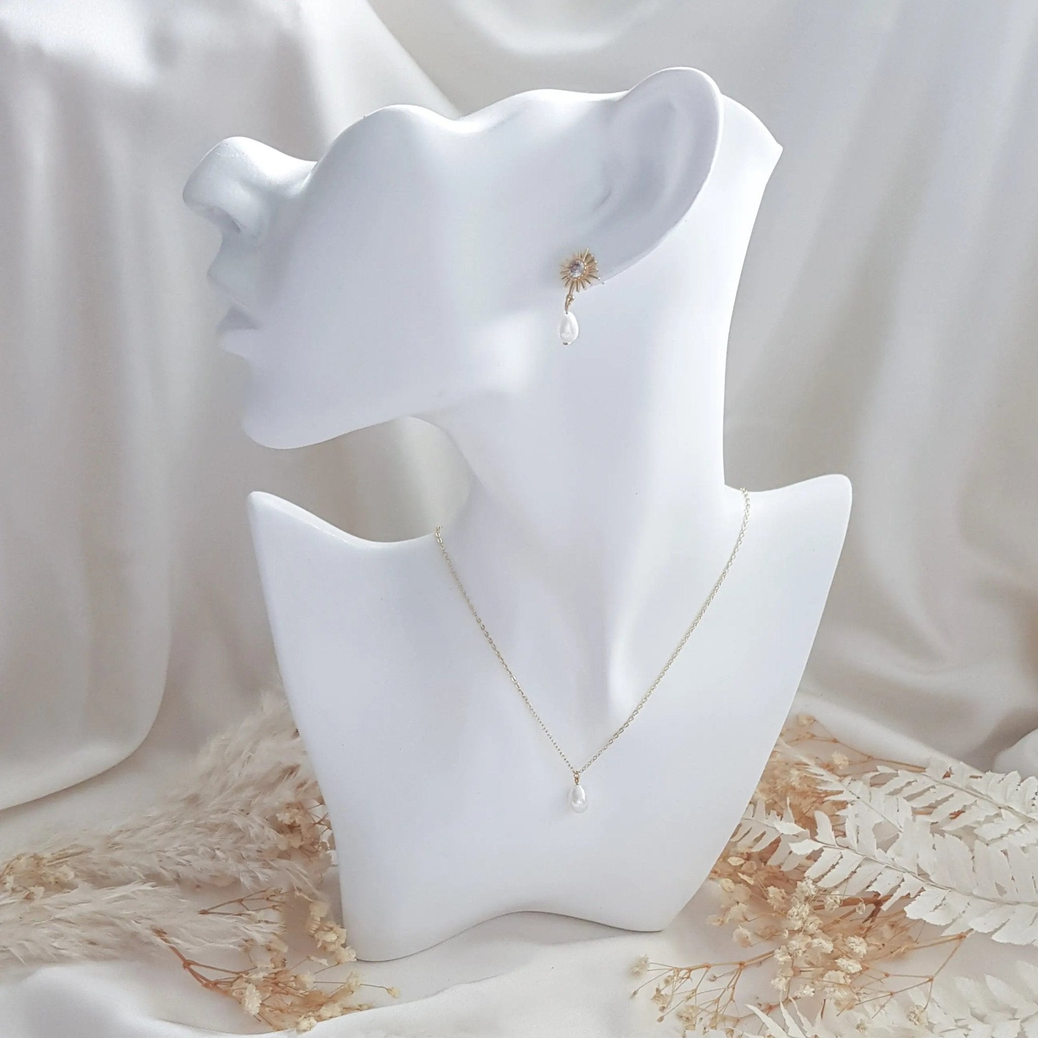 Pearl bridal necklace, Dainty wedding necklace, Gold minimalist elegant necklace, Pearl wedding jewellery, Jewellery for brides - House of Hats