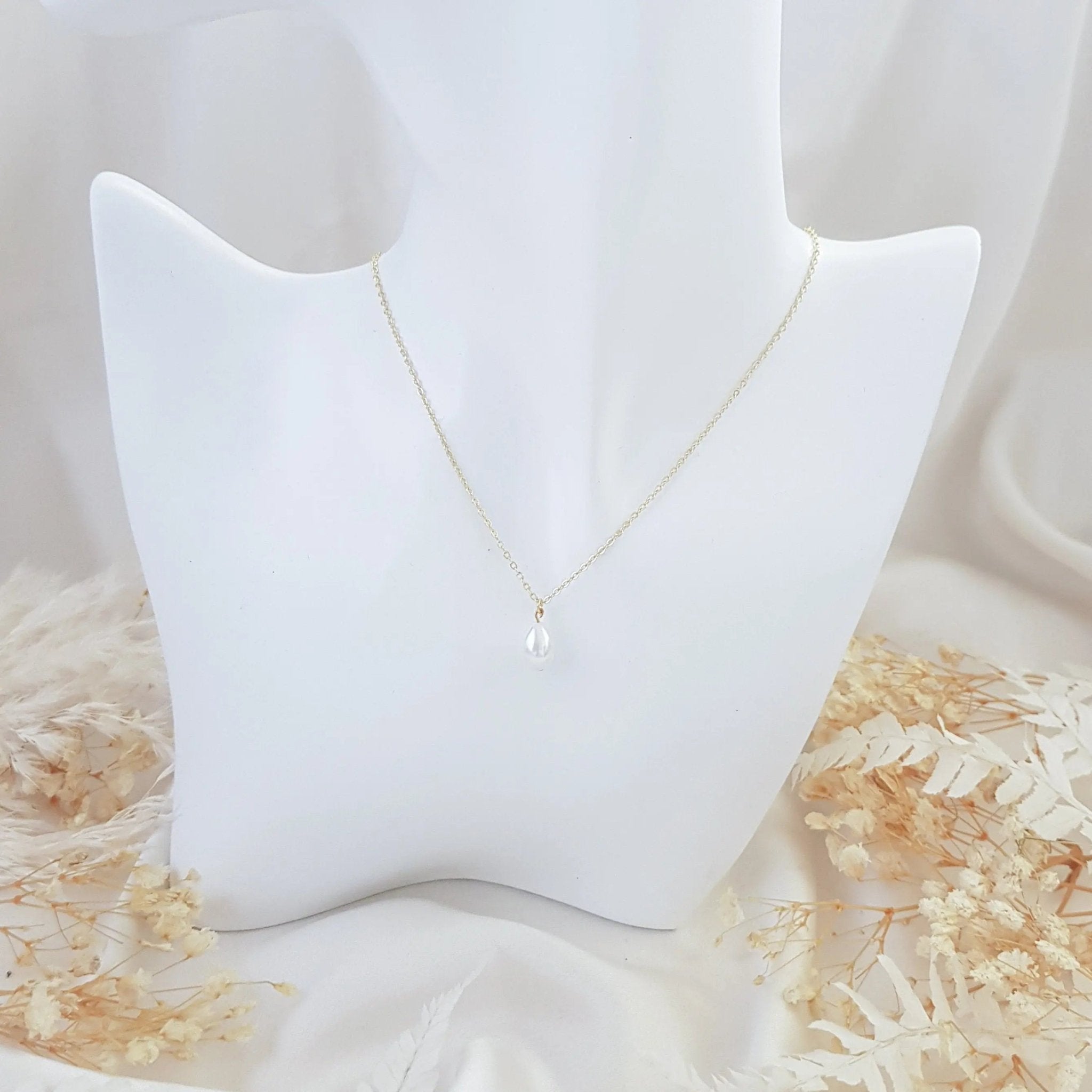 Pearl bridal necklace, Dainty wedding necklace, Gold minimalist elegant necklace, Pearl wedding jewellery, Jewellery for brides - House of Hats