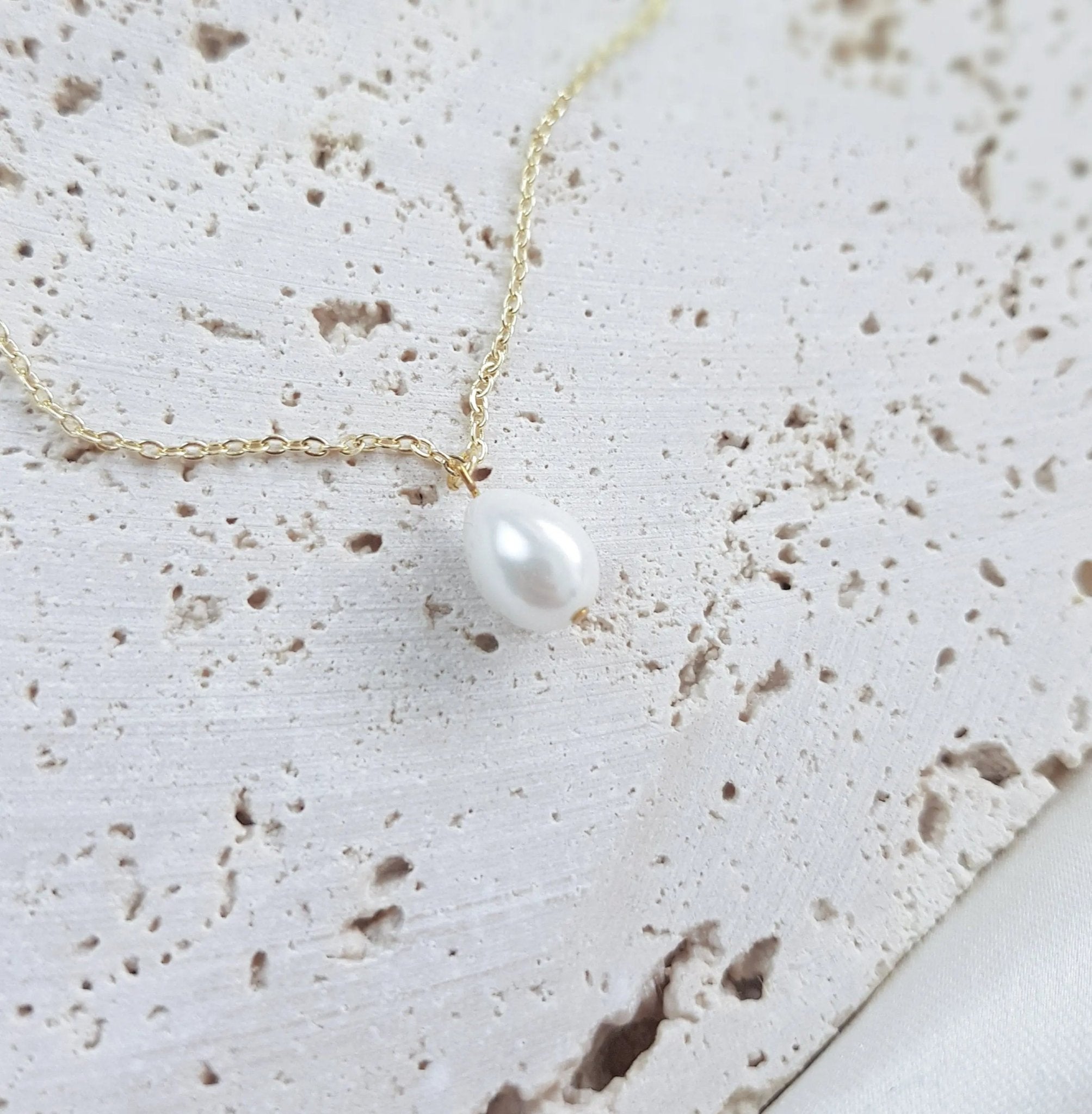 Pearl bridal necklace, Dainty wedding necklace, Gold minimalist elegant necklace, Pearl wedding jewellery, Jewellery for brides - House of Hats