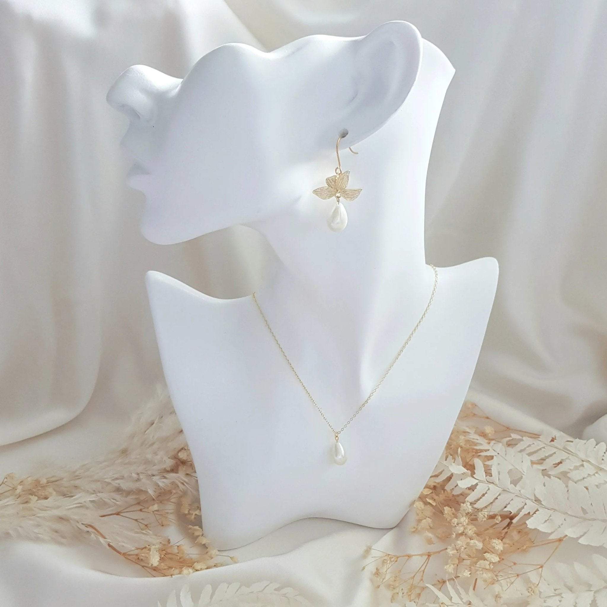 Pearl drop bridal necklace, Dainty wedding necklace, Gold elegant necklace, Pearl wedding jewellery, Jewellery for brides - House of Hats